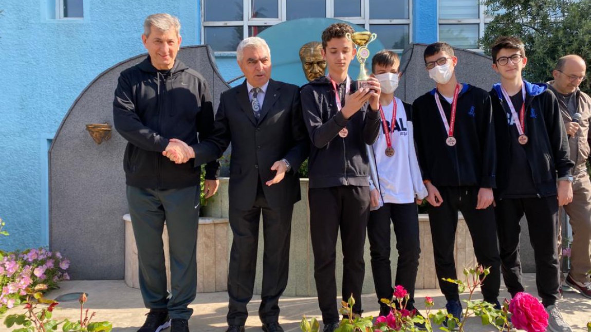 Türkiye Okullar Arası Satranç Birinciliği Turnuvasında Dördüncü Olan Okulumuz Öğrencileri Ödülleini Aldılar.